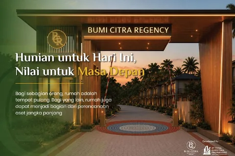 Gerbang utama Bumi Citra Regency menjelang malam dengan jalan paving menuju deretan hunian