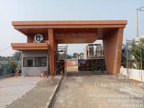 Foto lapangan 11 Agustus 2026: gerbang masuk dan jalan paving kawasan Bumi Citra Regency