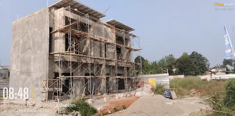 Foto lapangan 8 Agustus 2026: struktur rumah contoh Bumi Citra Regency masih terbungkus perancah